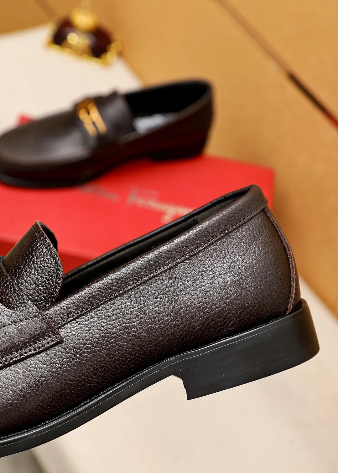 Men's shoes 💰480💐 Product trademark: Ferragamo "Ferragamo" casual leather shoes Regular size: 38-44 (45.46🉑️customized) Product materials: Selected imported first-layer pebbled cowhide leather upper + luxury hardware buckle, imported water-dyed cowhide leather lining. Strong three-dimensional visual effect, original outsole color: 2 colors available